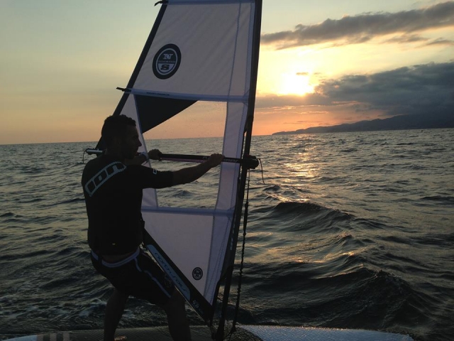 hombre atardecer windsurf